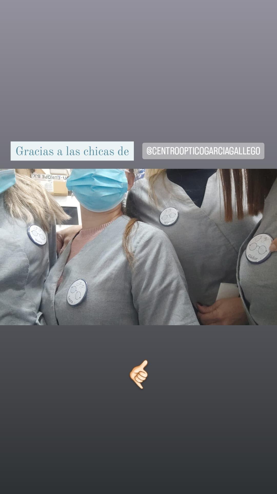 Chapas personalizadas con nombre y gafas para el equipo de un centro óptico