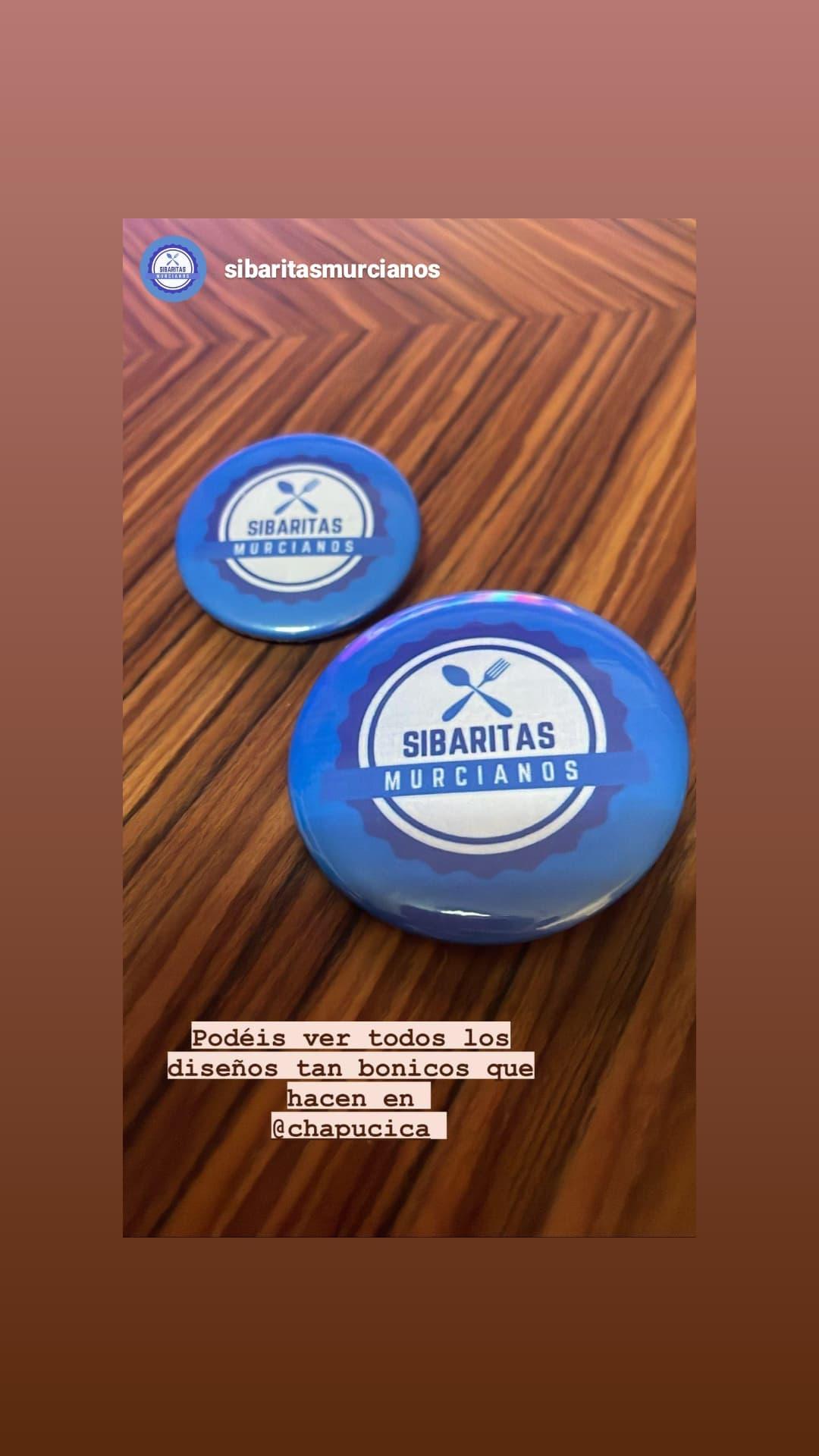 Chapas azules personalizadas con el logo de Sibaritas Murcianos