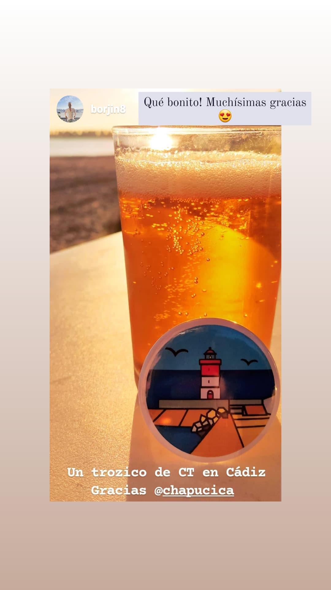 Chapa personalizada con un faro junto a una cerveza en la playa