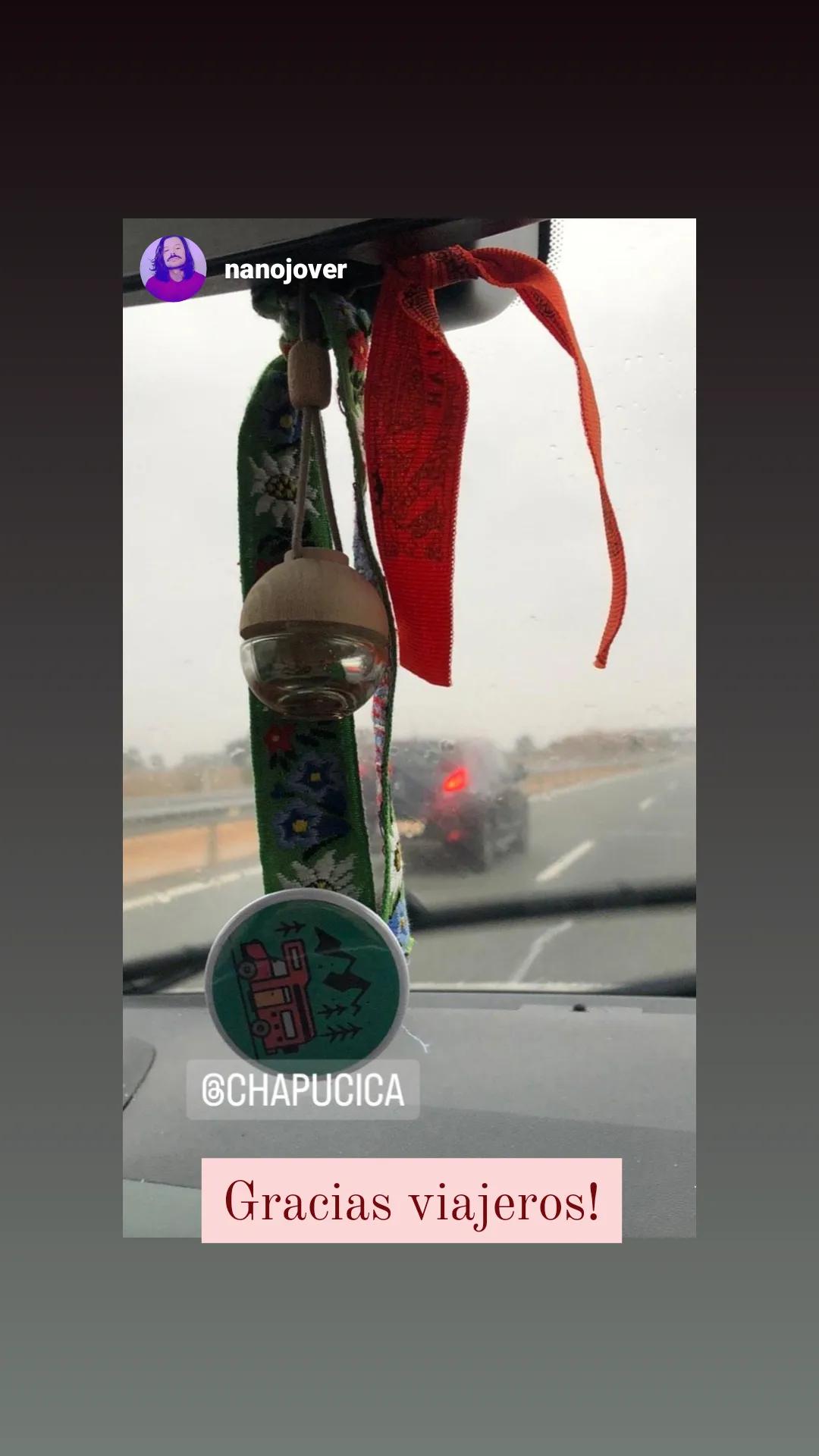 Chapa personalizada de autocaravana colgada del retrovisor del coche