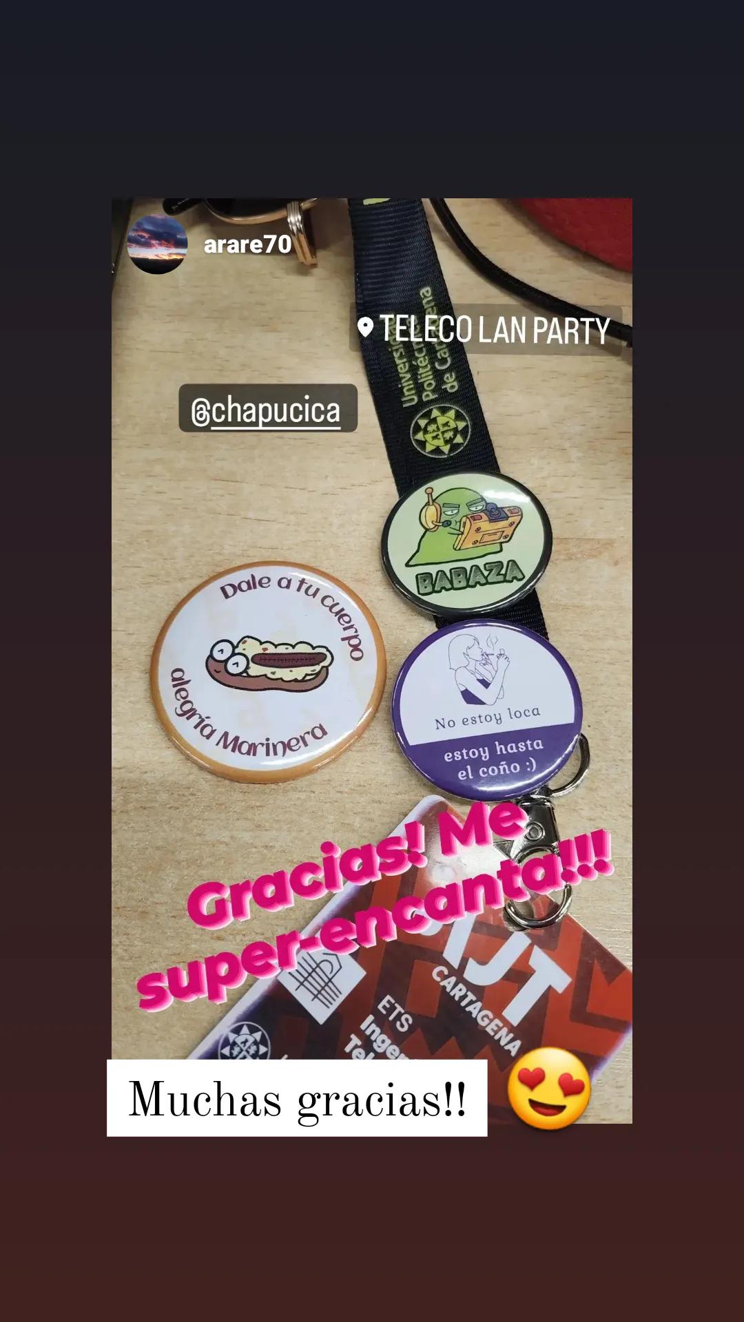 Chapas personalizadas con diseños de humor en un cordón de evento universitario