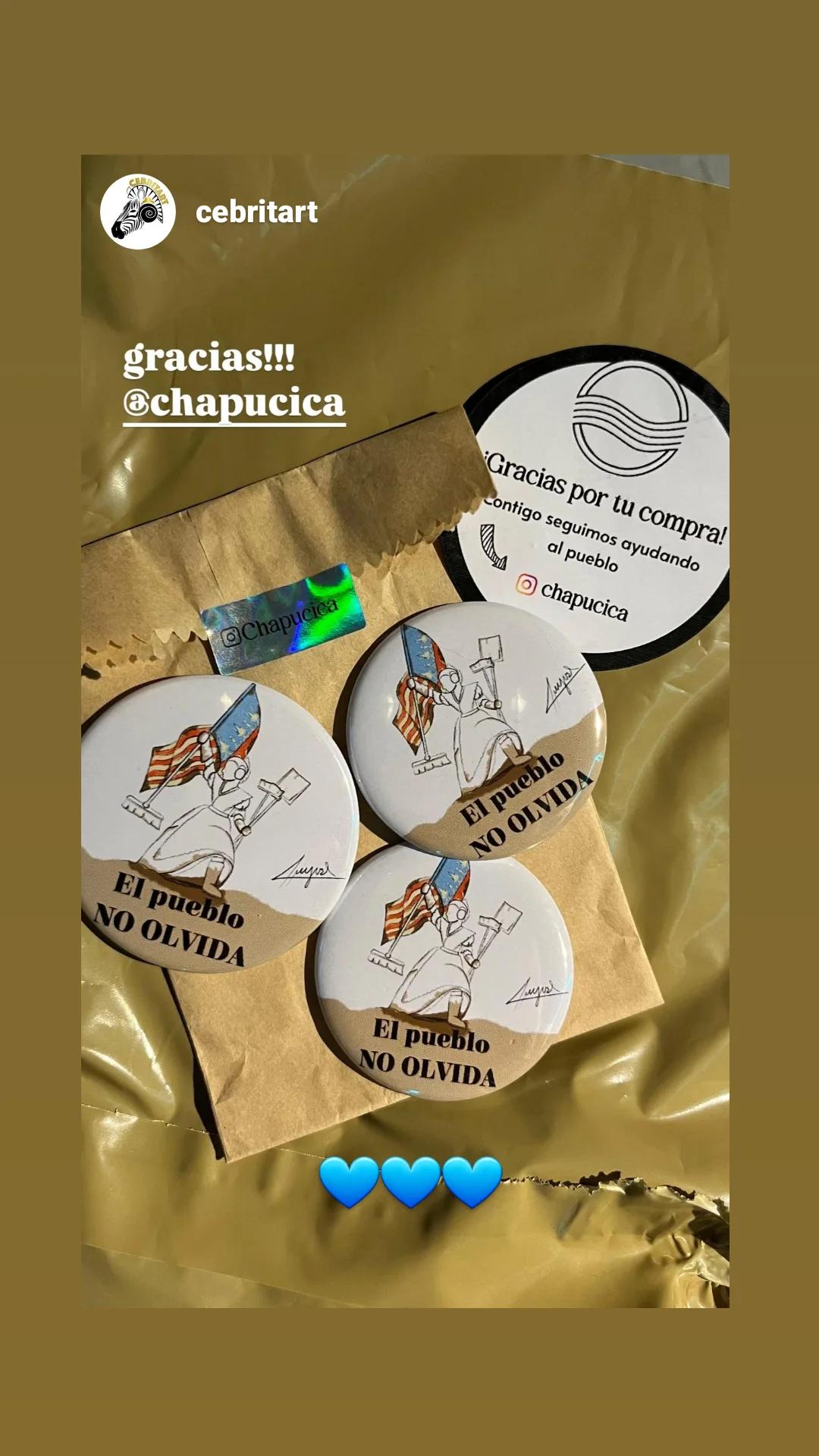 Chapas solidarias con el lema El pueblo no olvida