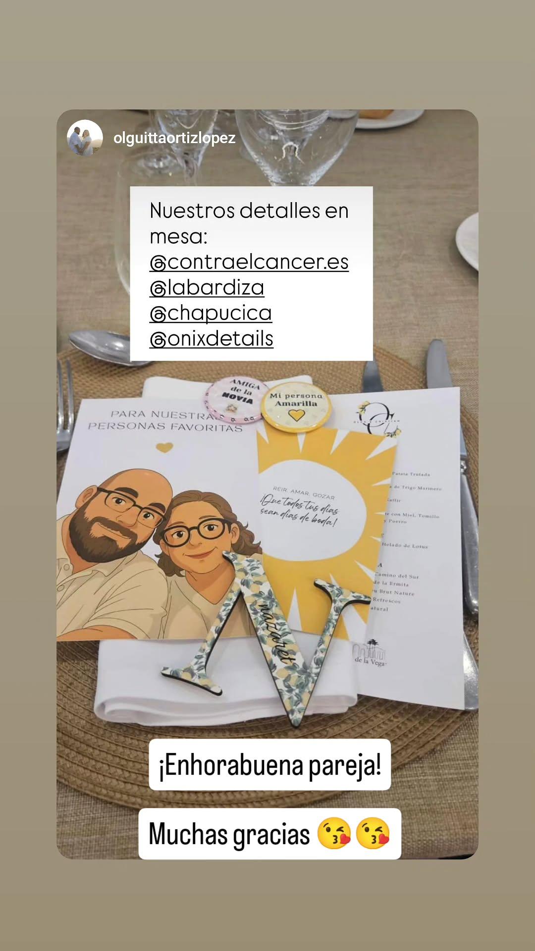 Chapas para boda Amiga de la novia y Mi persona amarilla en la mesa de invitados
